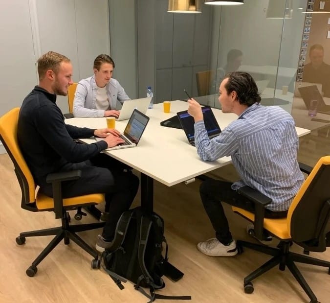 PeperX werknemers in overleg over het haalbaarheidsonderzoek voor een nieuw dorpshuis in Vegelinsoord.