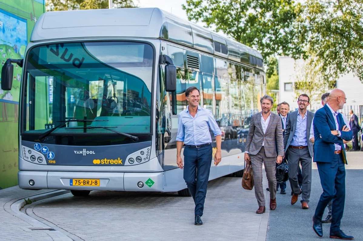 Mark Rutte loopt voor een bus in Groningen waarvoor PeperX de netwerkanalyse van de buslijnen heeft uitgevoerd.