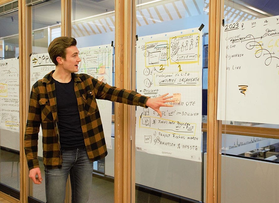 PeperX werknemer presenteert over of Groningen meer dan een studentenstad is.