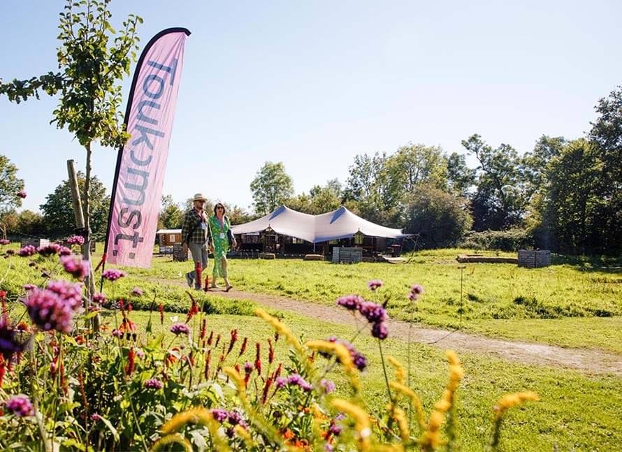 Mensen lopen in gebied van het Toukomst project in Groningen met ondersteuning van PeperX.