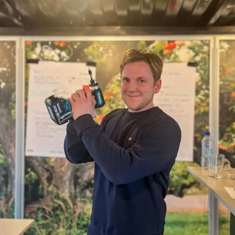 Praktische medewerker van PeperX houdt boor vast voor zijn Bijbaan in Groningen.